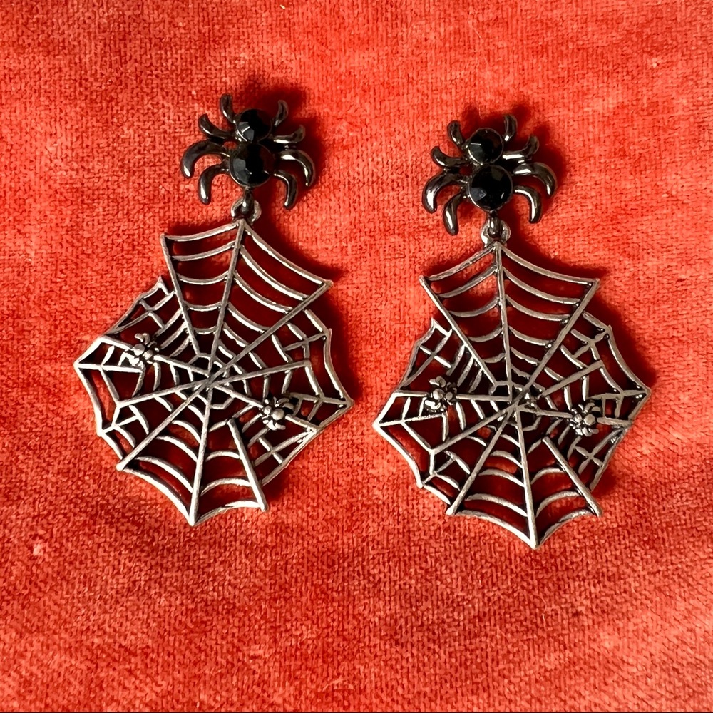 SPIDERWEB DANGLE EARRINGS BLACK RHINESTONE HOT TOPIC NWOT